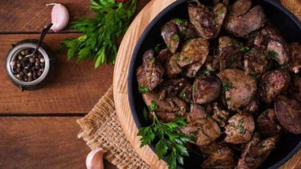 كبدة الدجاج بدبس الرمان على طريقة المطاعم الشهيرة بخطوات بسيطة في منزلك